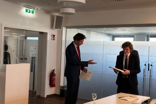 Lorenz Faihs, Finalist des ViCEM Diplomarbeitspreises 2023 mit ViCEM Koordinator Christian Hellmich